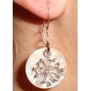 Boucles d'oreilles croix occitane (m&eacute;tal argent&eacute; sur nacre naturelle)