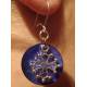 Boucles d'oreilles croix occitane (métal argenté sur nacre bleu nuit)