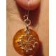 Boucles d'oreilles croix occitane (métal argenté sur nacre jaune d'or)